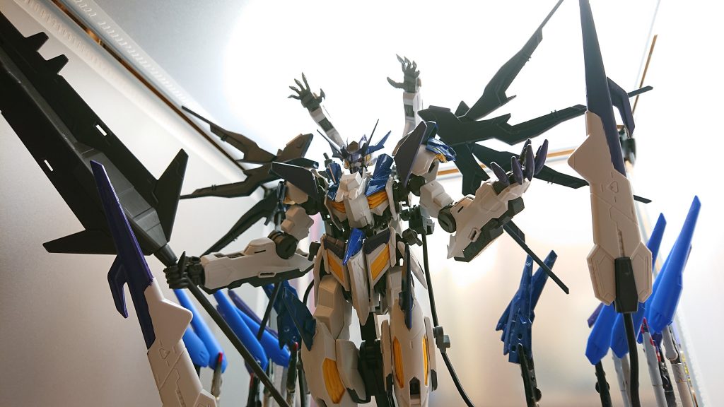 大型メイスを振り下ろしドラグーン、ビットによる攻撃は敵だけでなく味方をも巻き込み地上では破壊された機体の残骸が散らばり、人々の悲鳴がこだまする