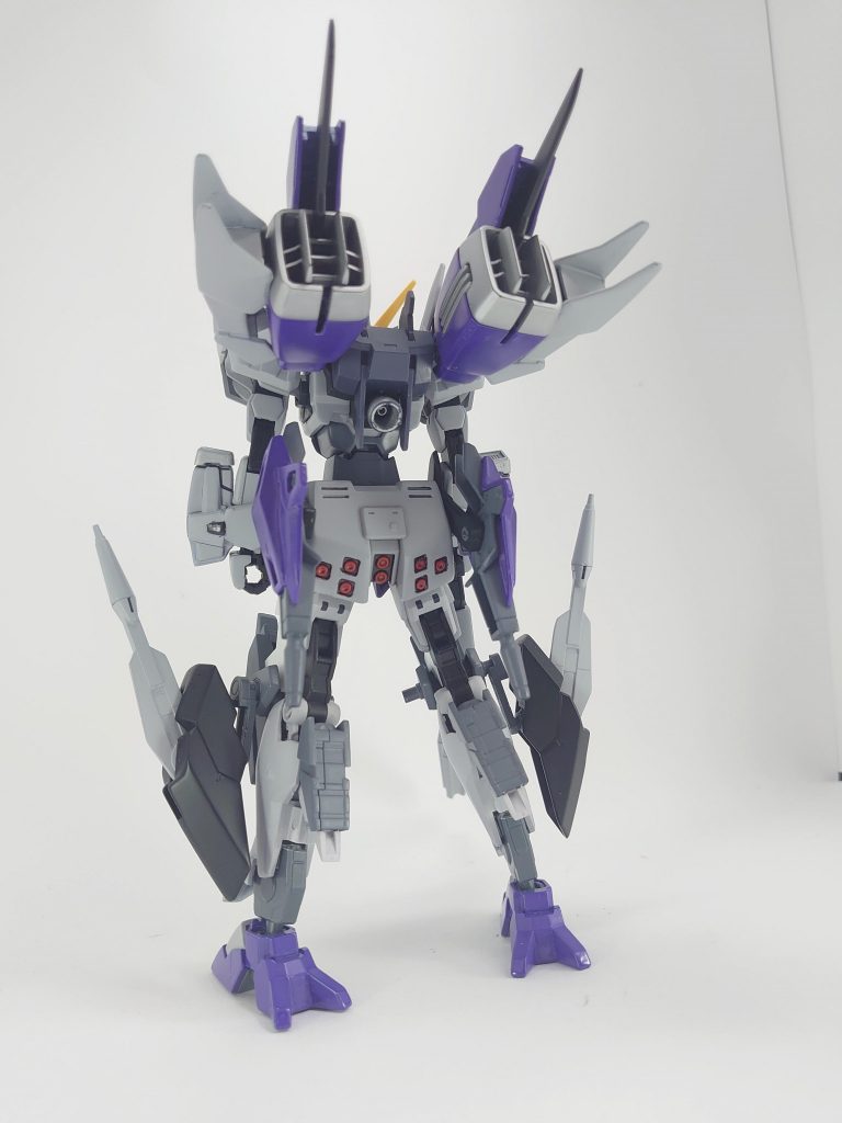 後ろ姿 大型のブースターを携えている新たなバックパックで高機動型を実現