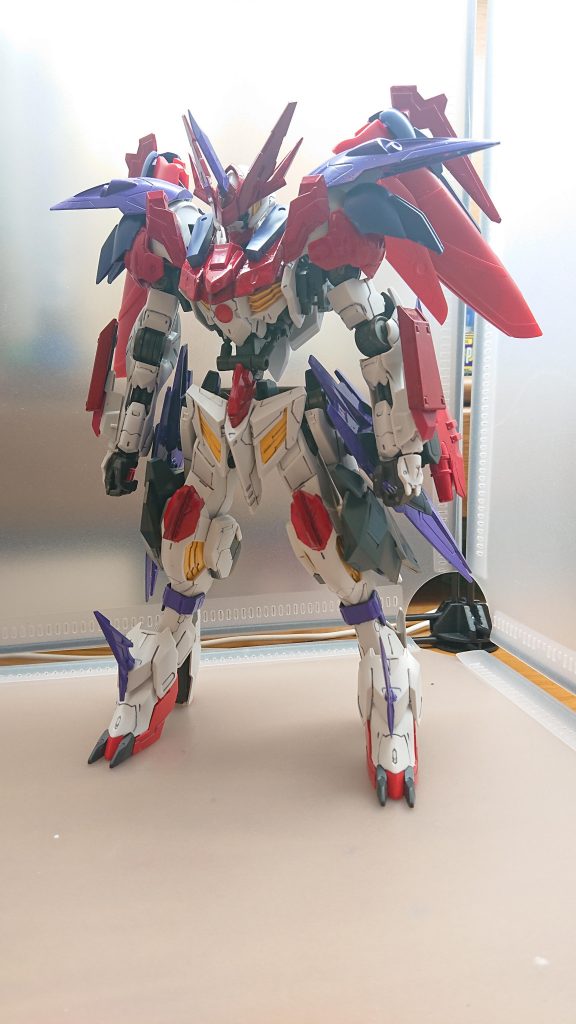 バルバトスアルケミスバルバトスクルデリスと同じ二極災の一人ディザイアの残忍な性格がインストールされており、残虐な行為を好む邪悪な遺物「闇遺物」を使うことで武器やモビルスーツを生み出すことができるあらゆる武器を使いこなすことが可能で相手が再起不能になるまで戦い続ける電子生命体を道具としか見ておらず組織の戦力が足りない場合ヴァルハラに所属していない一般市民の電子生命体を連行しては老若男女問わず無理矢理戦闘に参加させて洗脳、闘わせるという恐ろしい行いをする