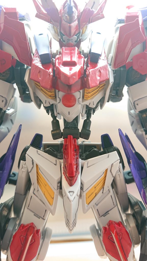 闇遺物「錬金石」素材や鉱物があればあらゆるものを生み出すことができる遺物例え機体が大破してもこの遺物が無事なら自己修復で復活することができるさらに機体が触れた物の素材をも変えてしまうあまりにも危険な遺物だった為厳重に保管していたがクルデリスの襲撃によって奪われてしまう