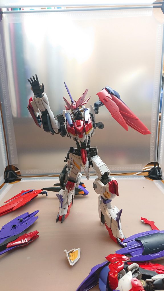 月牙隊との激闘の末錬金石を破壊されたアルケミスその体は崩れ落ち徐々に土と泥に変わっていくそう彼はクルデリスが錬金石によって生み出された只の泥人形だったのである皮肉なことに散々色々な生物を見下してきた結果自分はそれ以下の只の泥で作られた人形だということを思い知らされるのであるアルケミス「クルデリス!!ディザイア様!!俺は只の人形だったと言うのかぁ!!嘘だぁ!!嘘だと言ってくれぇ〜〜!!」