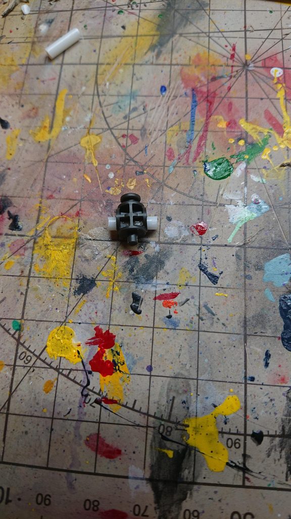 次に3mmのプラパイプを切って長さを整えます