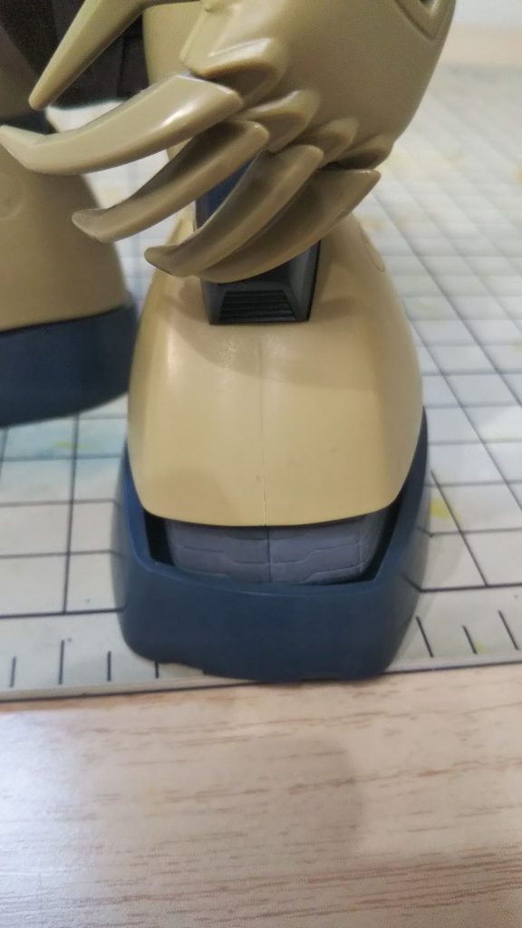 パチ組み 部分塗装なので今回も合わせ目消しは してません😥前に合わせ目消しで変色してしまったので。それならしない方が目立たないかなと思って😅(腕もないし・・・)スネはアクリジョンベースカラー グレーです。
