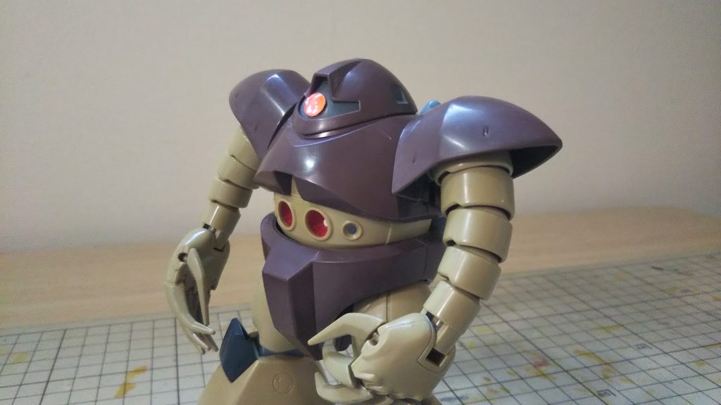 モノアイは初めてHアイズを使いました。モノアイを移動したい時もあるかもしれないので両面テープで貼っているだけです😅バックはアクリジョンベースカラーのグレーを塗ってます。黒だと強すぎるような気がして🤔皆さんは どうしているのでしょうか❓気になります🤨 まだガンスタ初心者ですが ここまでご覧になっていただきありがとうございました🙇アドバイスなどありましたらよろしくお願いします❗️