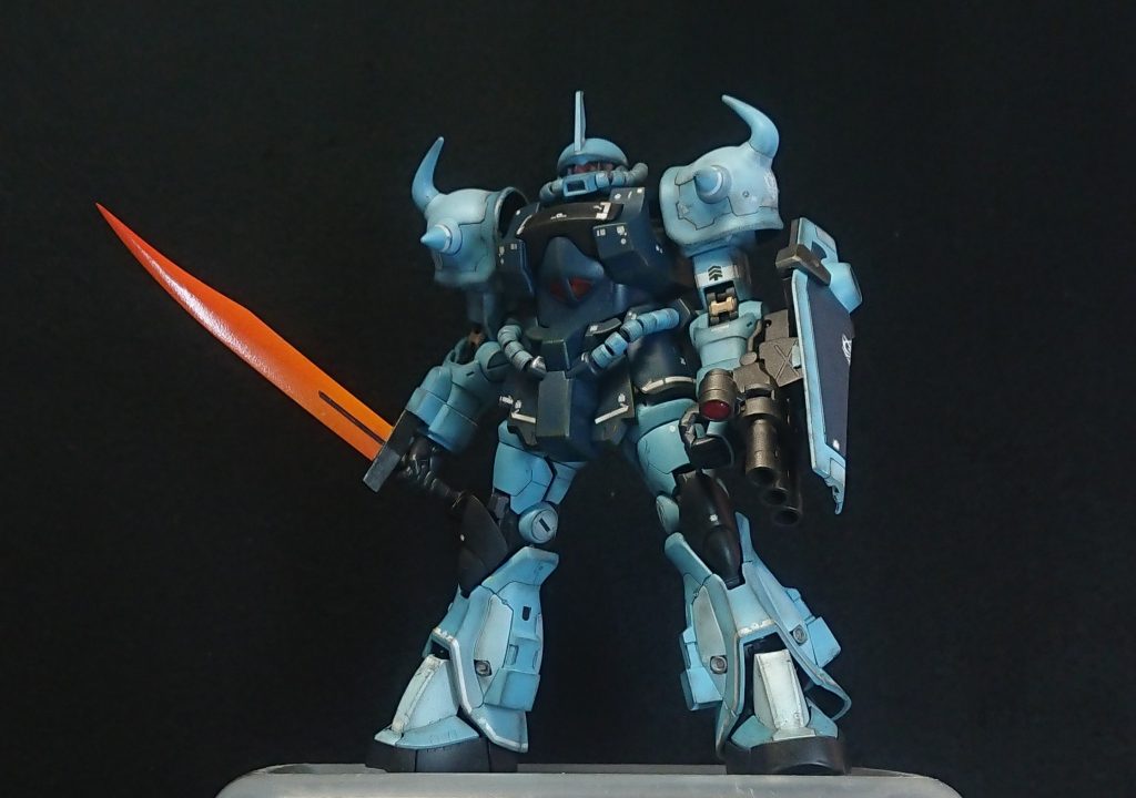 膝下を少し延長，脚部側面のダクトはプラ板で作成，太股はパテで一部形状変更．ヒートサーベルはグラデーション塗装をしています．デカールはシャア専用ザクIIのガンダムデカールを使用しました．