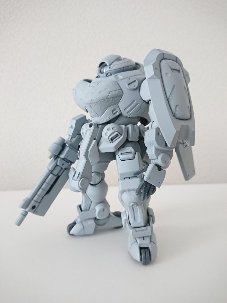 ざっくりサフこの後、基本塗装の後にフロントスカートの延長。旧ザクの盾に変更などして何回も塗装してます。疲れた。