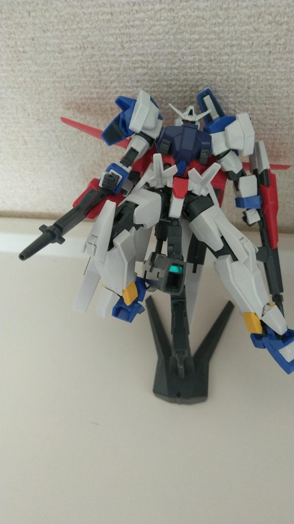 シグマシスライフルはガンダムバズーカの様に股の間からでも使用できます。