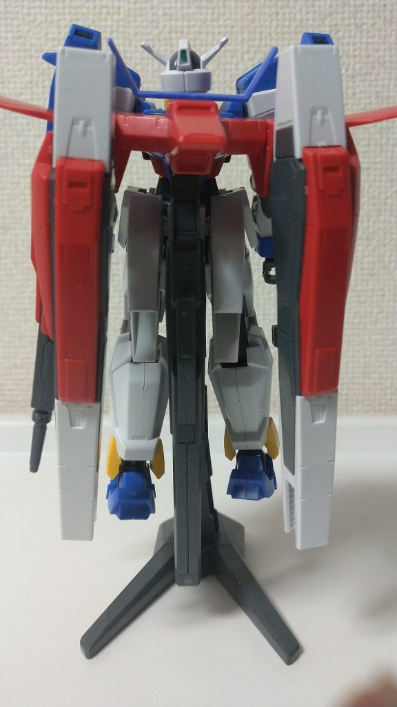 背面にグラストロランチャーと腰にシグマシスライフルを搭載。