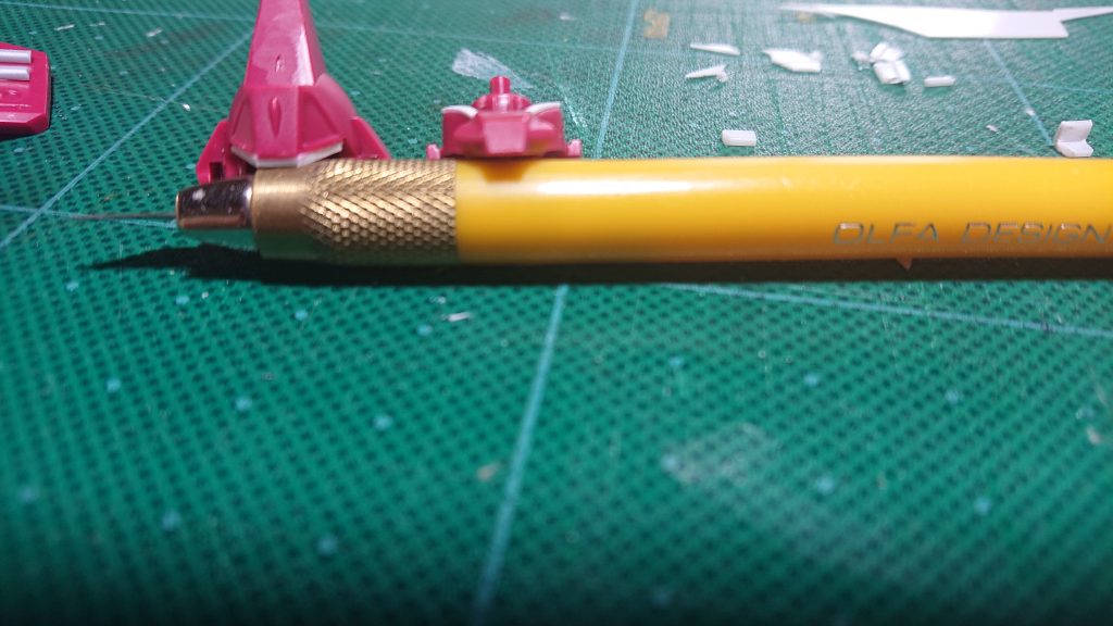 目付きを悪く。目力アップ。