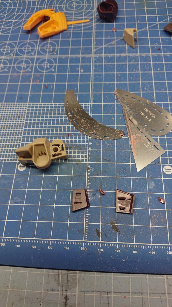 ガルバルディリベイクの胸にβの最たる特徴であるコクピットを付ける。これがなくては。リベイクにはβが丸々入っているのでニコイチにする場合二つ買う必要はないのであった。参った。