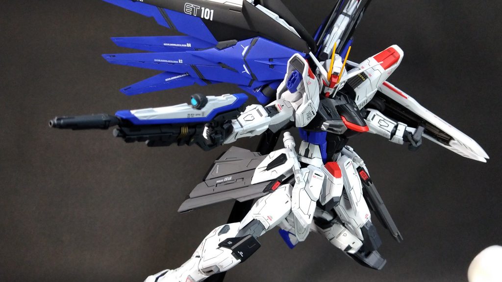 ライフルを構えてのアクション。全体の可動域も広く、満足にポージングができました。ウィング部分のデカールも違和感無く貼れました。