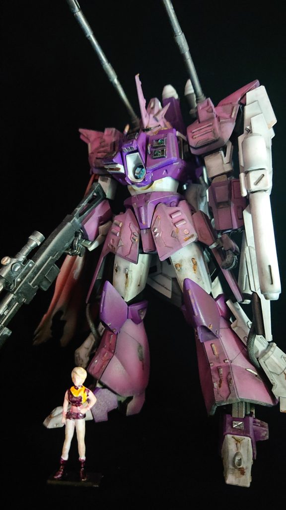 旧1/100付属の1/48ライラと。この頃は皆、白いタイツだったはず。そう思って白くしたらなんかダンサーというかマドンナみたくなってしまった。コックピット・ハッチには取っ手や横にスイングしそうなカメラ等。