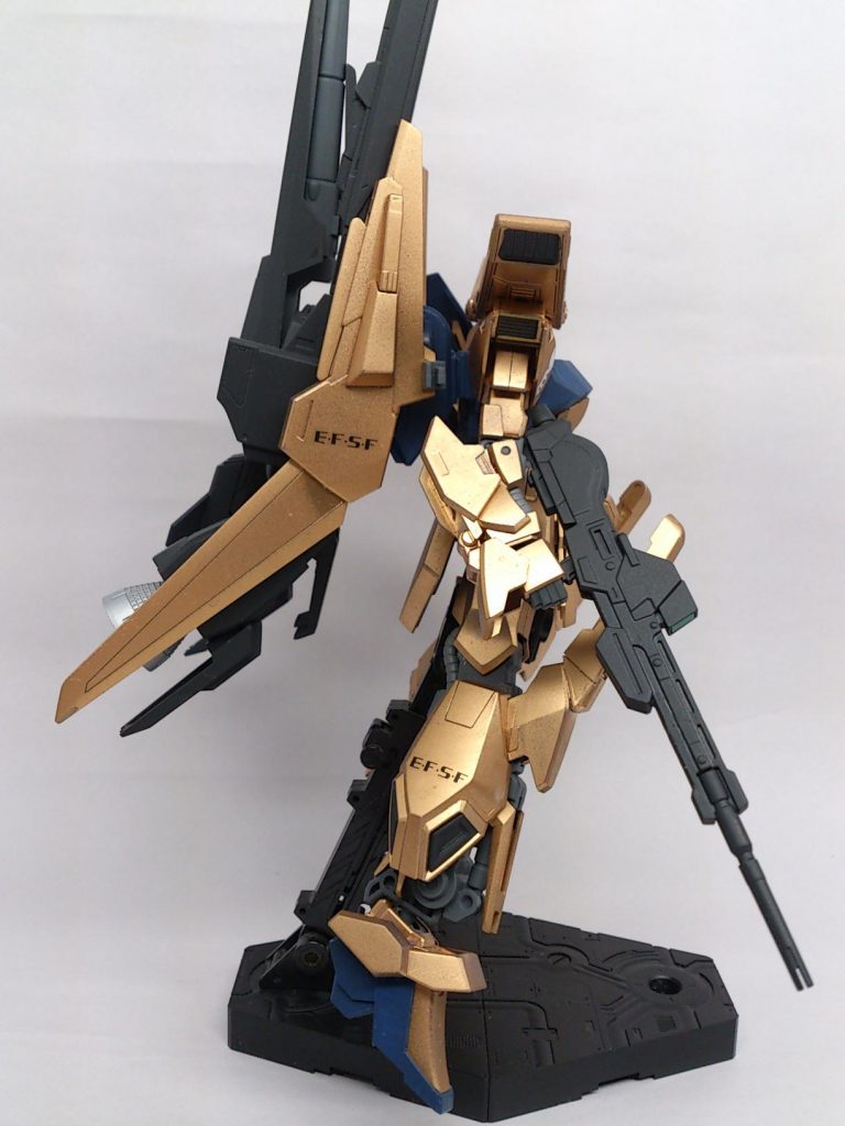 横。肩にZZのスラスター膝にSガンダムのニークラッシャーふくらはぎ側面にZの脚部スラスター旧HGUC百式のバックパックZIIのクレイバズーカ2挺デルタプラスのシールドを追加。