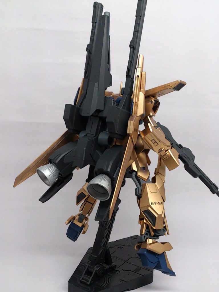 後ろ。バックパックのさらに後ろにメガランチャーを接続。