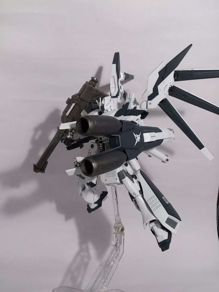 シールドブースターを改造してハイメガシールドっぽく。元々胸部アーマー上部にあったミサイルポッドをシールド裏に移設。