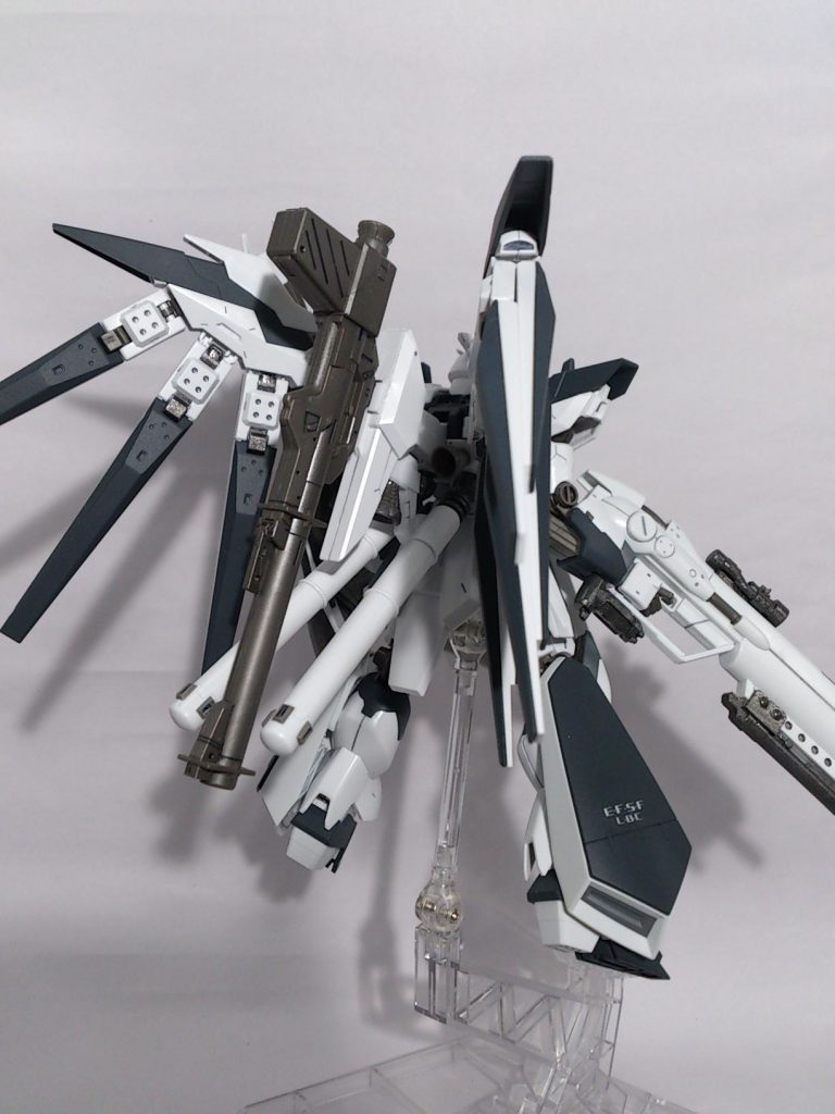 後ろ。中央スタビライザー内部にスラスターパーツを追加。後部にバズーカマウントを追加。