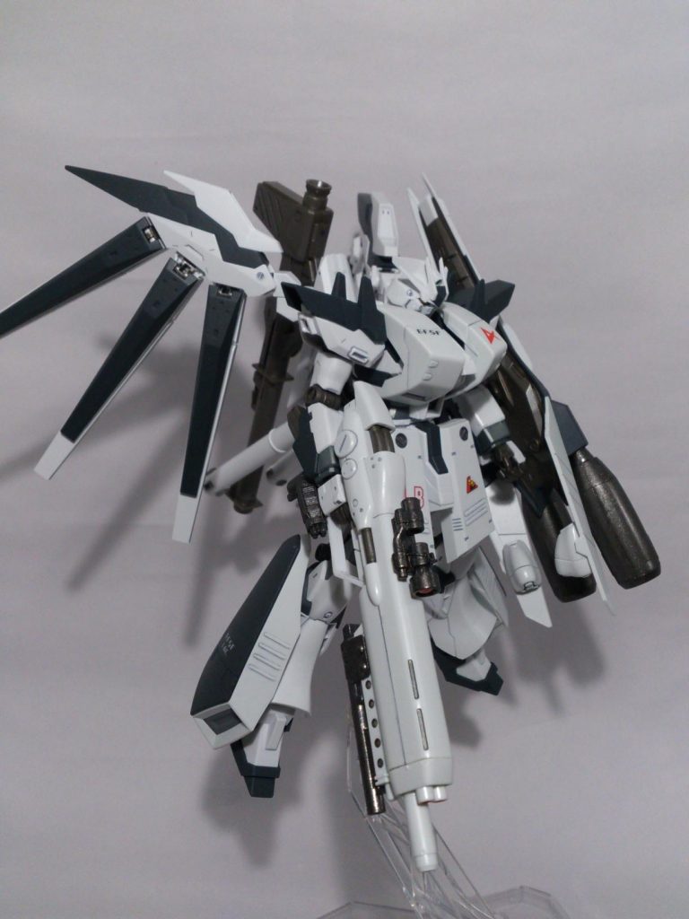 逆サイド。ハイパーメガライフルにはシナンジュのビームライフルのセンサーとグレネードランチャーを追加。