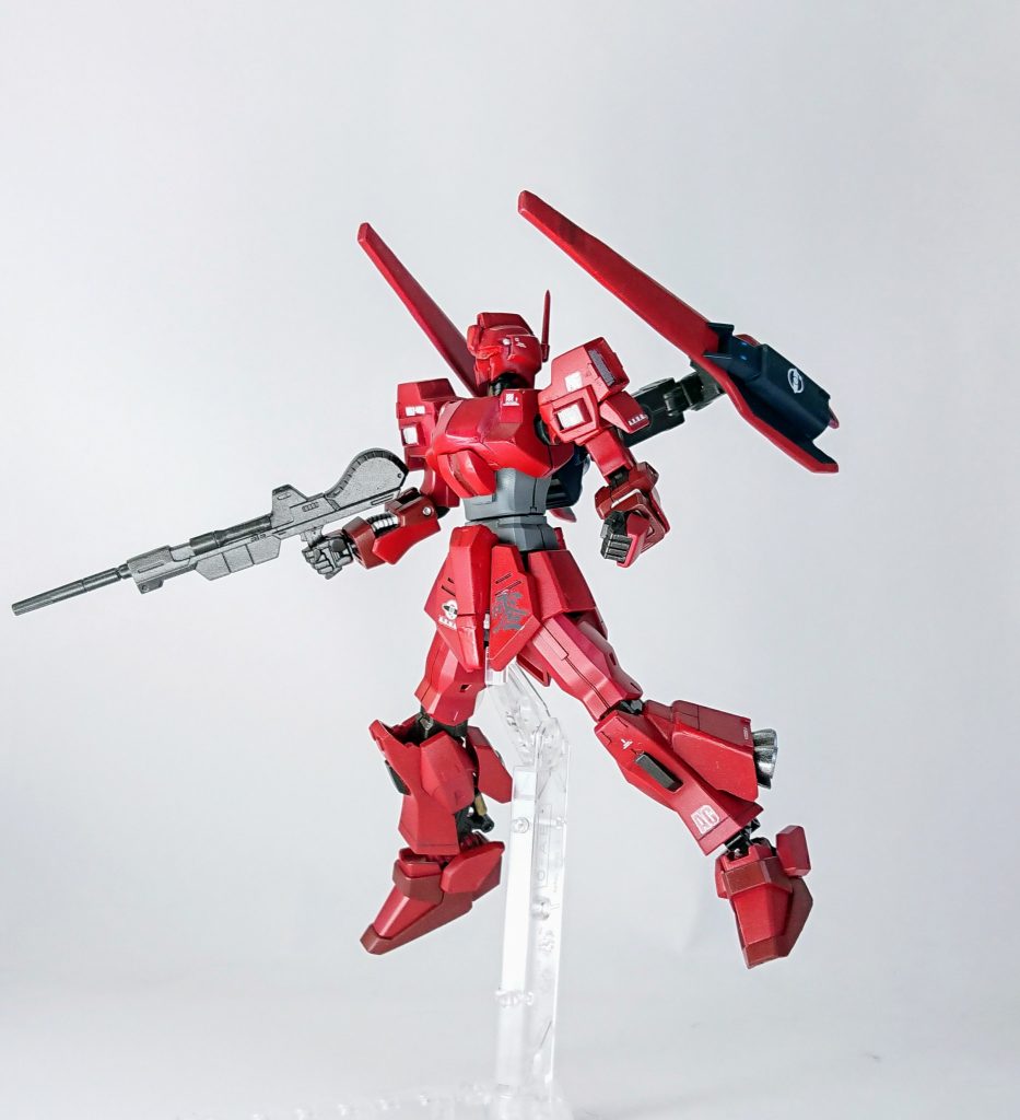 バインダーは可動します。アーム部分は、モデラー御用達のバトルアームアームズです。設定画のポーズ取ってみました。