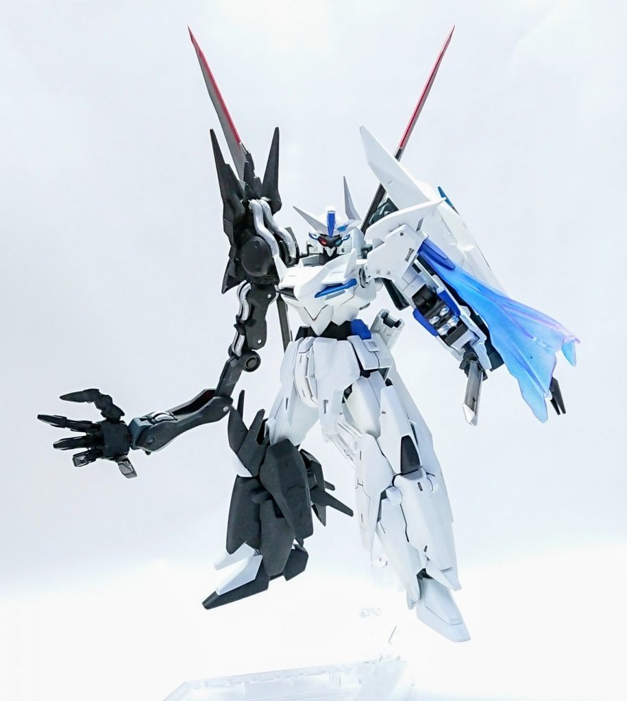 今回はゼルトザームを改造してみました。左側を騎士、右側を悪魔のイメージで作りました。バランスが崩れないように左右非対称に仕上げてみました。また、目をオッドアイにしてます。左手に持ってる剣は、フルメタのガーンズバックのものです。肩のマントはリナーシタのものを付けてます。マントはグラデーションっぽくなるように塗装してみました。