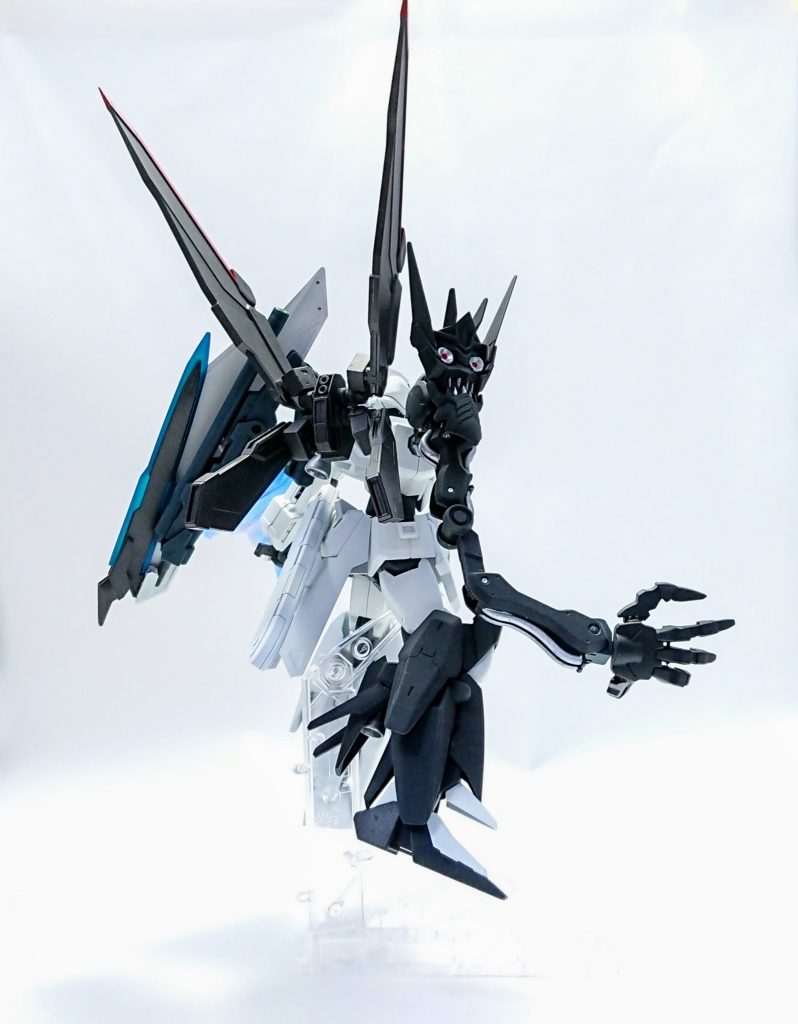 後ろからです。右腕の肩には、戦国アストレイの鬼の盾を付けてます。目と牙を筆で塗り分けてます。背中に付いている四枚の羽は、キラービークという壽屋さんのパーツを使ってます。個人的にお気に入りポイントです!