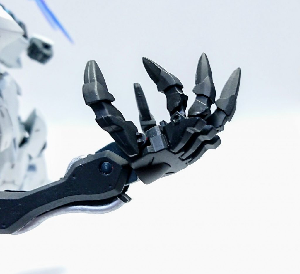 そして、右腕の指は可動します!思ってたより簡単でした。今回は以上です。最後まで見ていただき、ありがとうございます。よかったら評価の方もお願いします。