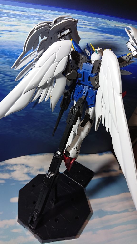 サンドロックみたくバーニアついてると思ってましたが無いですねwアニメでは翼内にスラスターの描写があったと思いますが、特にそういったものはなく。