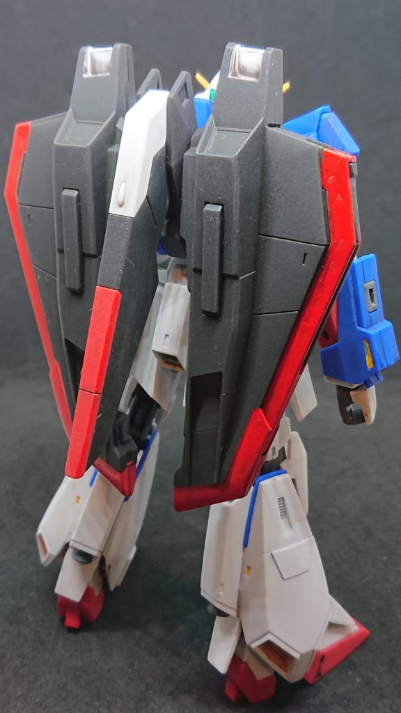 ウイングの縁の赤はガンダムマーカーです。