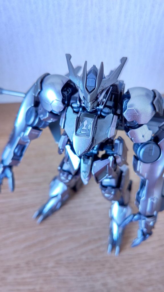 鉄華団マークの部分も、メタルレッドで塗れれば…