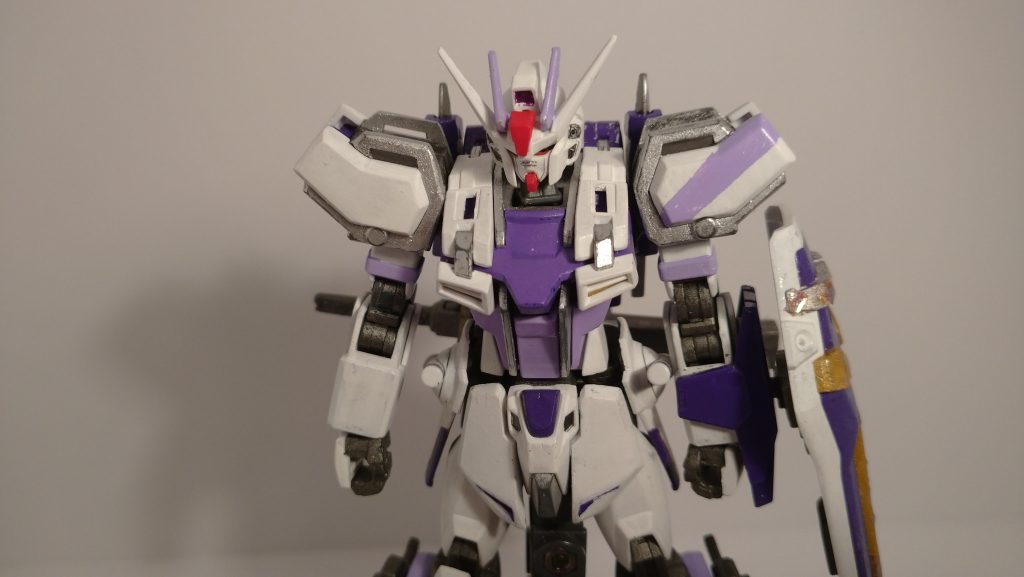 初めは右腕には強化装甲を付けていませんでした。