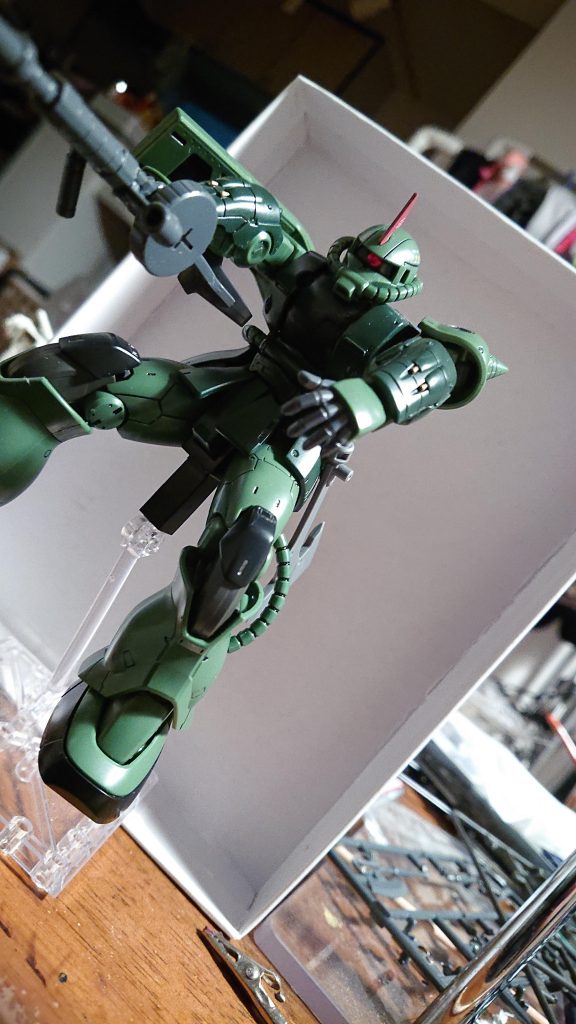 倍返しだァ！！！……なんちて。余ってた腕部ガトリングがあったのでどうせならと2つ付けてみました。アクセントに指揮官用アンテナはシャアピンク2のマーカーで塗装。｢シャアに憧れた士官がゲン担ぎに同じカラーの角を生やしてみた｣なんて想像です。そういう小さい設定がお気に入り