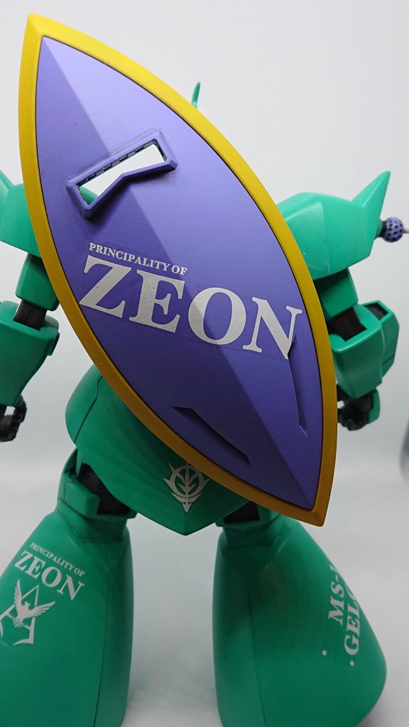 シールドにでっかくジオンのデカールも