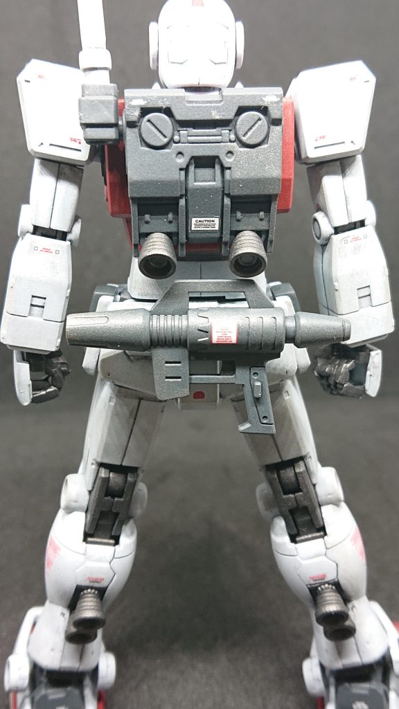 ビームスプレーガンは腰にマウント。サーベルはバックパックに。