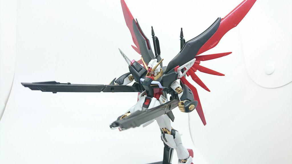 M2000GX 高エネルギー長射程ビーム砲バックパックに2門搭載する長射程ビーム砲。未使用時は銃身を折り畳んで装備しており、砲撃時は展開する。左右対称に装備されるため、火力は単純にアスカ機の2倍であり、機体の重量バランスも優れているが、これは左右非対称を嫌うパイロットの趣向である。