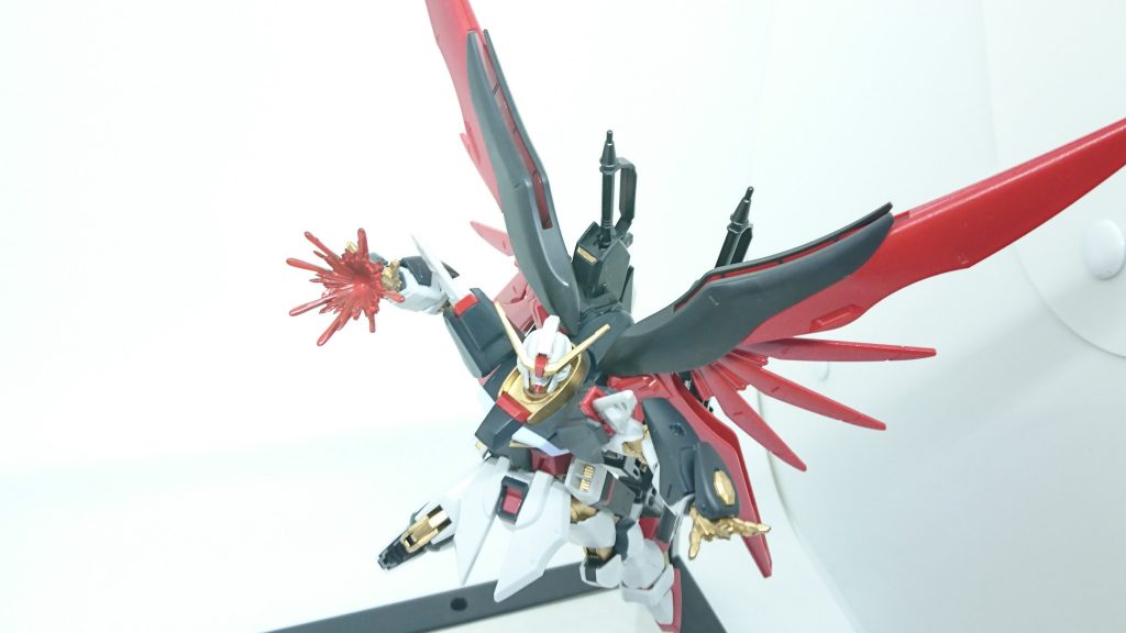 MMI-X340 パルマフィオキーナ 掌部ビーム砲両掌に装備されたデスティニーを代表する武装。武装の性能はアスカ機と同じだが、本機の関節は他のデスティニーより硬く調整されているため、武装を使用する間合いが長くなっている。