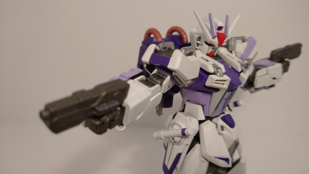 ビームライフルショーティーは、ノワールの物を使用。携帯時はふくらはぎの外側に装着し、脱着できるようにしている。