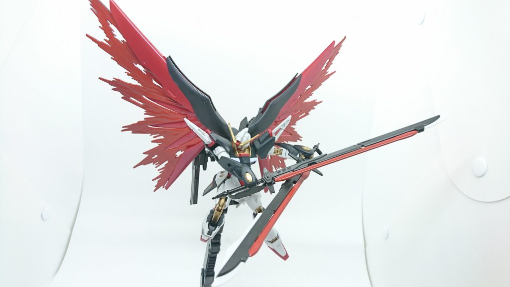 MMI-714 アロンダイト ビームソードバックパックの上部ウェポンラックに2振り装備されている。本機は片腕で巨大な対艦刀を振り回すことが想定されており、アスカ機と比べて関節部が強化されている。ただし、その代償に可動域が若干狭くなっている。