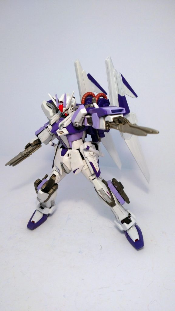 ストライクをベースとしてはかなりスッキリさせてみました。素組で増加パーツを付けたのみでの作成です。平手はジャンクの中から余っていた物を使用し、アーマーシュナイダーを無理矢理3本付けました。本作でも片手に数本のナイフを持っているので、数本持たせたかった。(普段日の目をみないで余っているアーマーシュナイダーをこれでもかというくらい使用しています。)