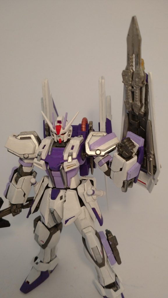 シールド裏側にもコンバットナイフを装備。実はMGインパルスの物。