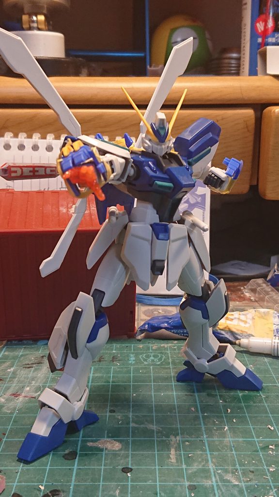 ナックルガードは、の裏にホチキスの針を仕込んでウィンダムの腕にネオジム磁石を埋め込むことでくっついています。これがネオジムの力だ!