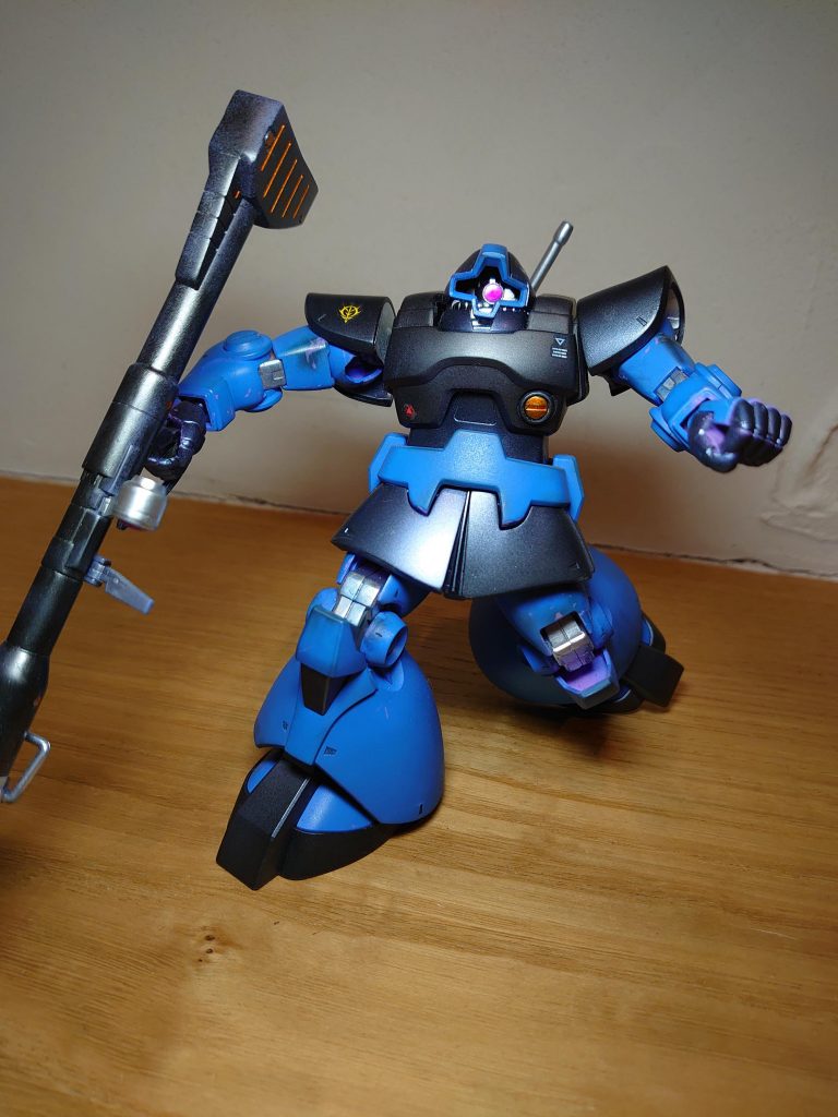 モノアイはあえて塗らずに別パーツを貼りました。関節は全塗装です。