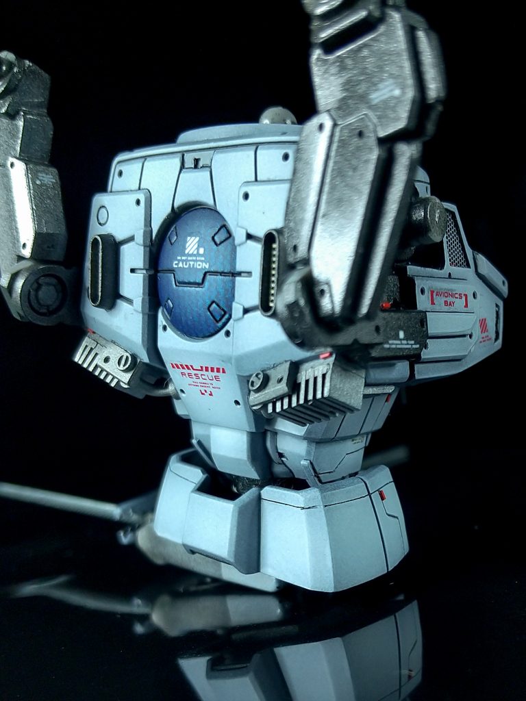 背中には給排気系強化のためヒートシンクを設置したり、排気口ノズルを設置排気口ノズル内部にはメタルパーツを使用し精密感をアップ