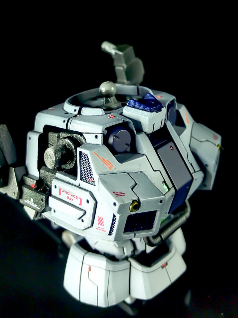 ダクト横に吸気口を追加し、メッシュの内側にレッドチップを設置することで、メカメカしさを再現しました。背中にも