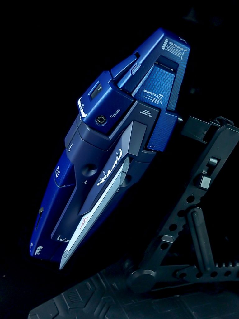 バックパックはカーボン塗装を多用メタルパーツを使用出力を上げたことにより、ヒートシンクやワイヤーメッシュを追加