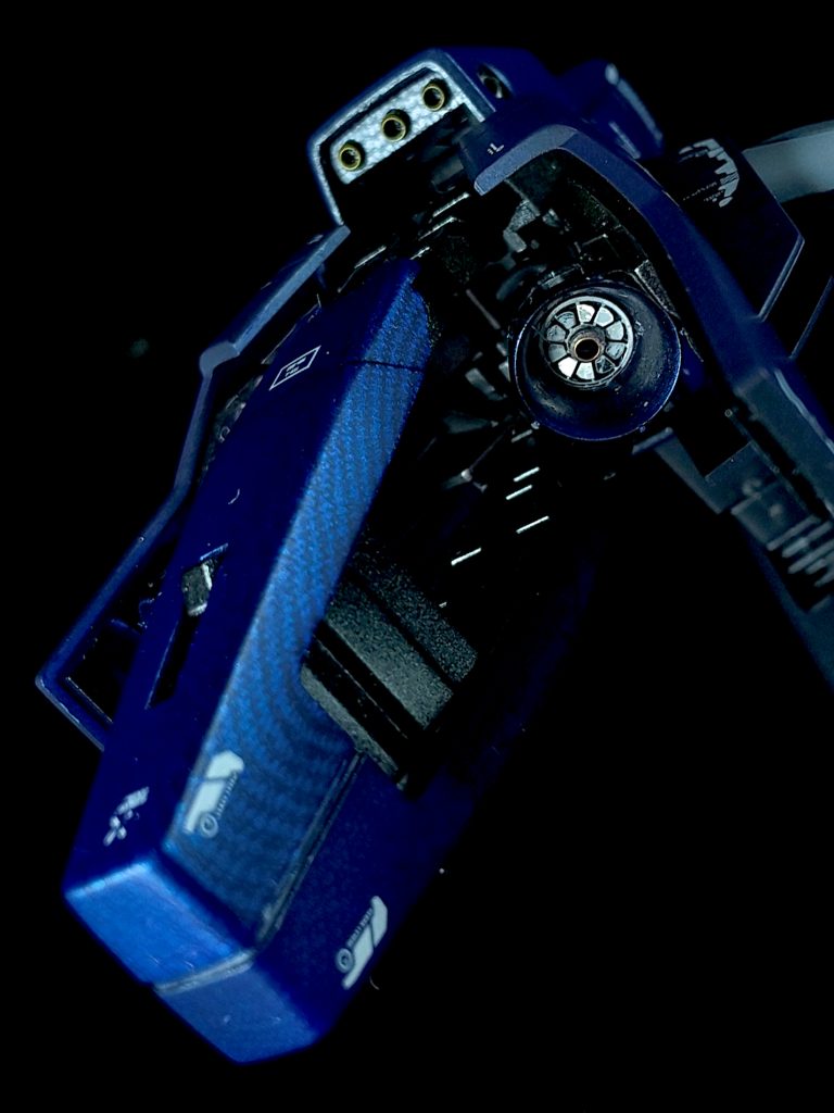 バーニア内部にはエッチングパーツでディテールアップバーニアは青焼け塗装バーニアからバックパック内部に繋がる燃料パイプをプラ棒や半田線を曲げて追加しディテールアップ