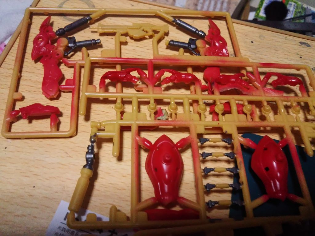 先ずは割れないように、メタルプライマーを塗ったのですが、粘度が高かったので薄め液で溶いて使いました・・・ってこの薄め液の所為で割れるんじゃ無いかと、どきどきｗ