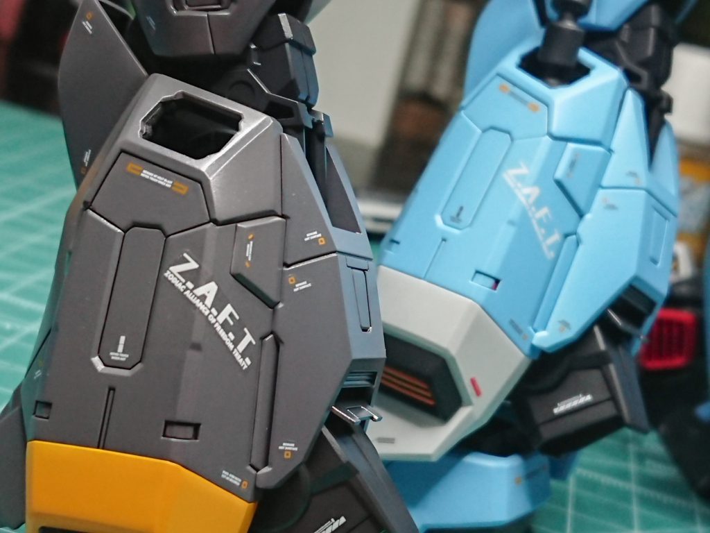 前回製作のイザーク機とデカール位置をあわせて