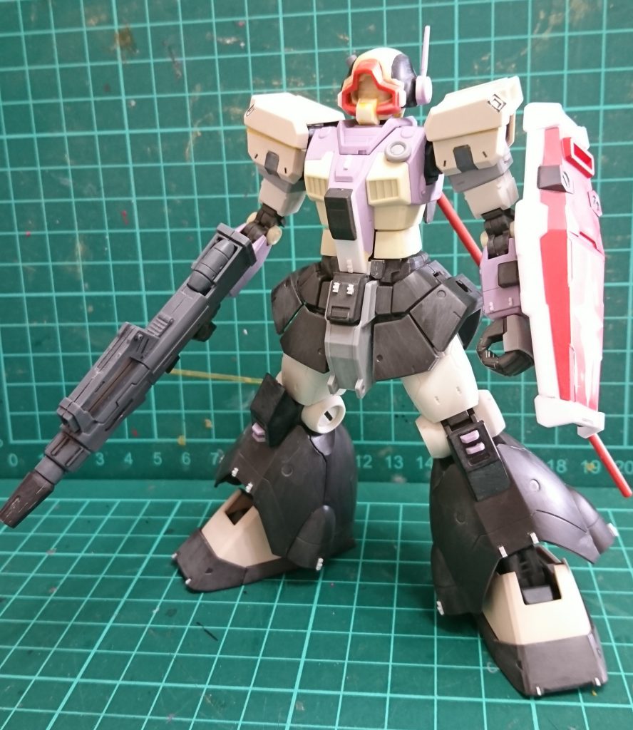 製作途中画像です。画像のとうりHGのドム試作実験機とジムインターセプトカスタムのミキシングです。肩部、足、武器はMGのジムコマンドの物を加工してます。ただくっつけているように見えるかもしれませんが各所の接続ポイントなどはかなりの加工が必要でなかなか大変でした。頭部はジムがベースで、そこにドムのモノアイカバーを無理やりくっつけてパテで形状を調整しています。ちなみに要所要所の白い小さなプラパーツはn兄さんから購入させてもらったしいたけです。※これがまたメチャクチャ使えるアイテムでして。