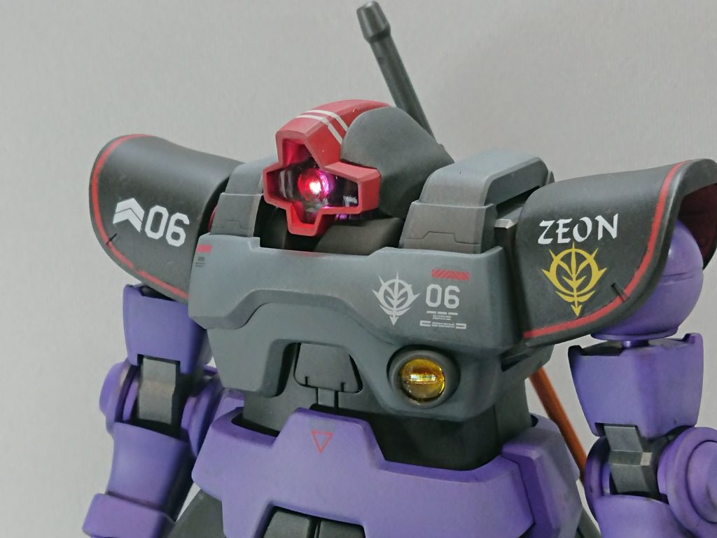 モノアイと胸部をチップLEDで電飾しました。