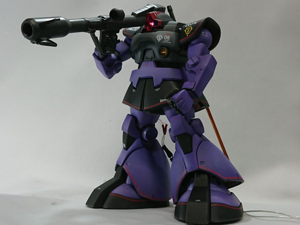 武器はクレオスのグラファイトブラックで、タミヤエナメルクロームシルバーでドライブラシ仕上げしました。