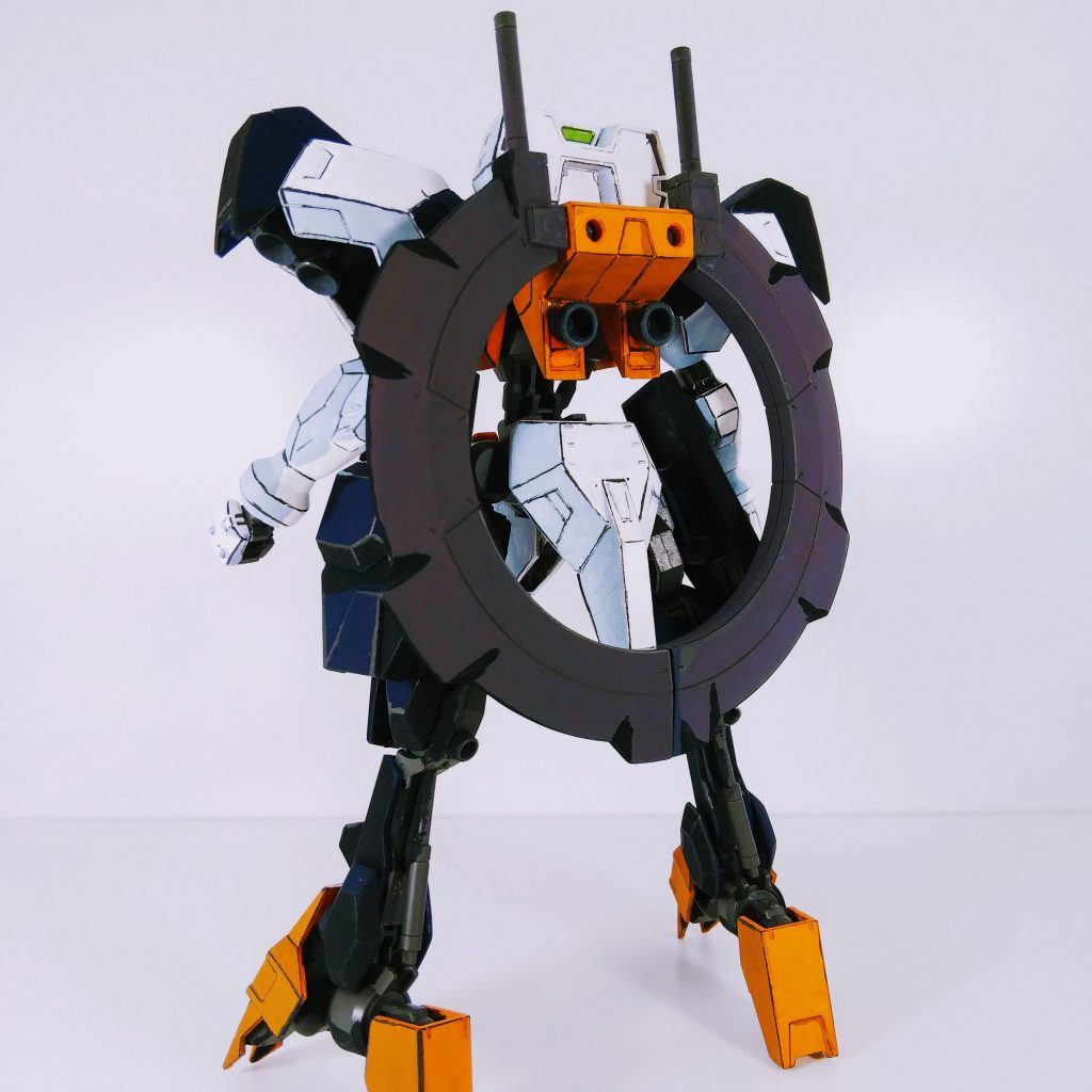 背部の円月刀。これも個性が強い・・・。